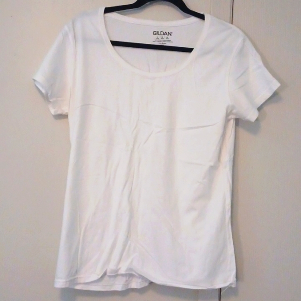 Gildan white large shirt